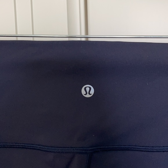 cropped navy lululemon leggings - Picture 4 of 6